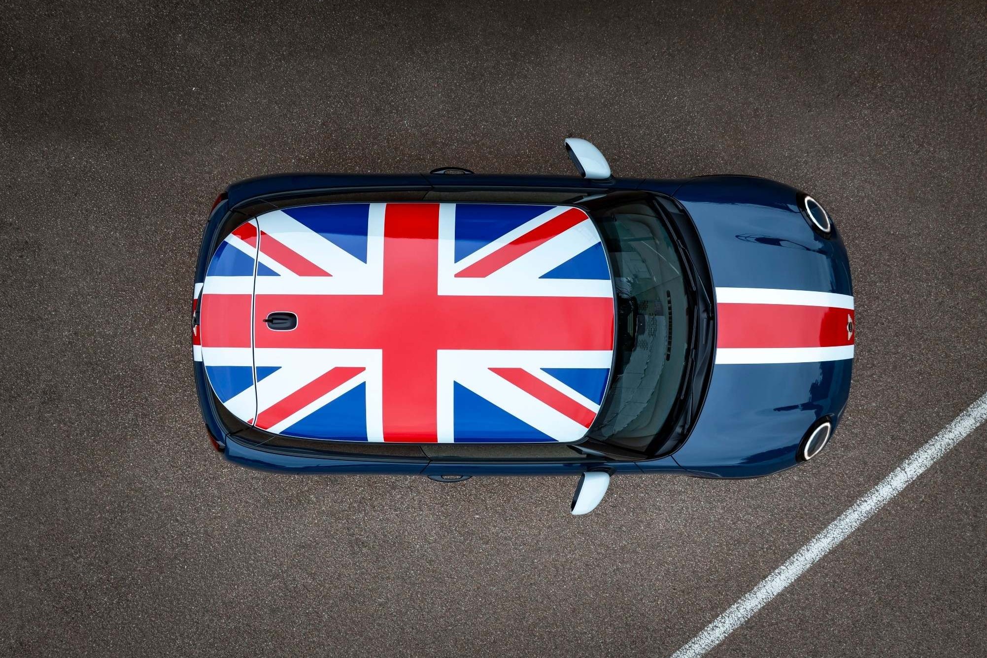 Vista superior do MINI Cooper Oxford Edition azul, com grafismo Union Jack no tejadilho e faixas no capô